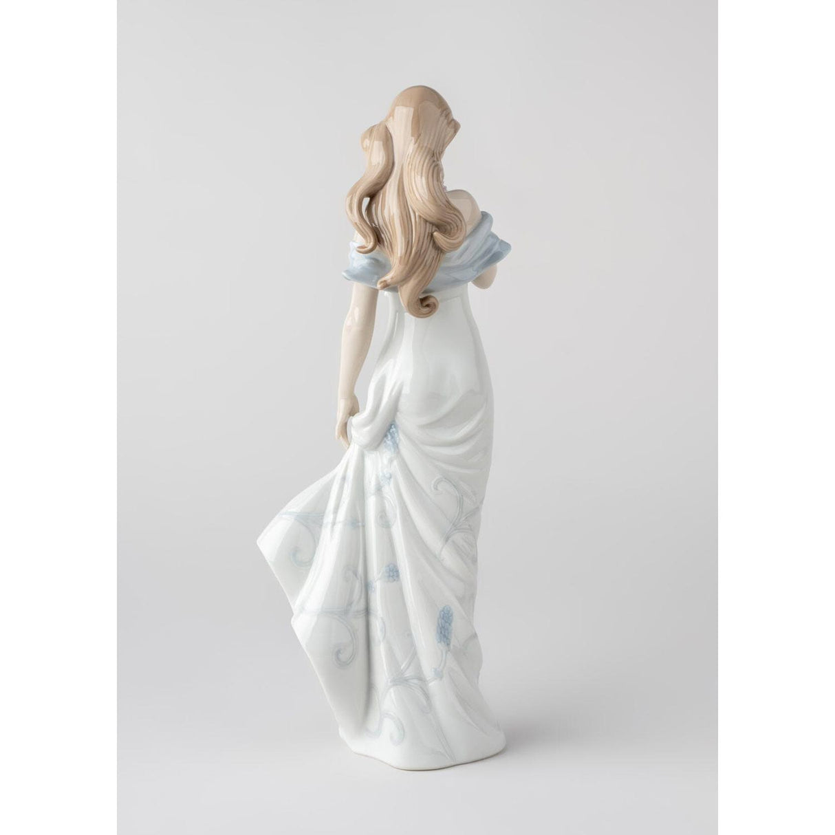 Lladró Figurina Donna Il Sussurro Dei Fiori 37x14cm Porcellana
