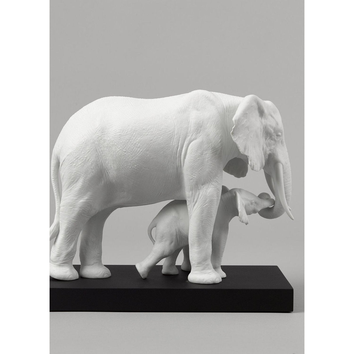 LLADRO' Scultura Elefanti Indicando la Via Bianco 29x36cm Porcellana