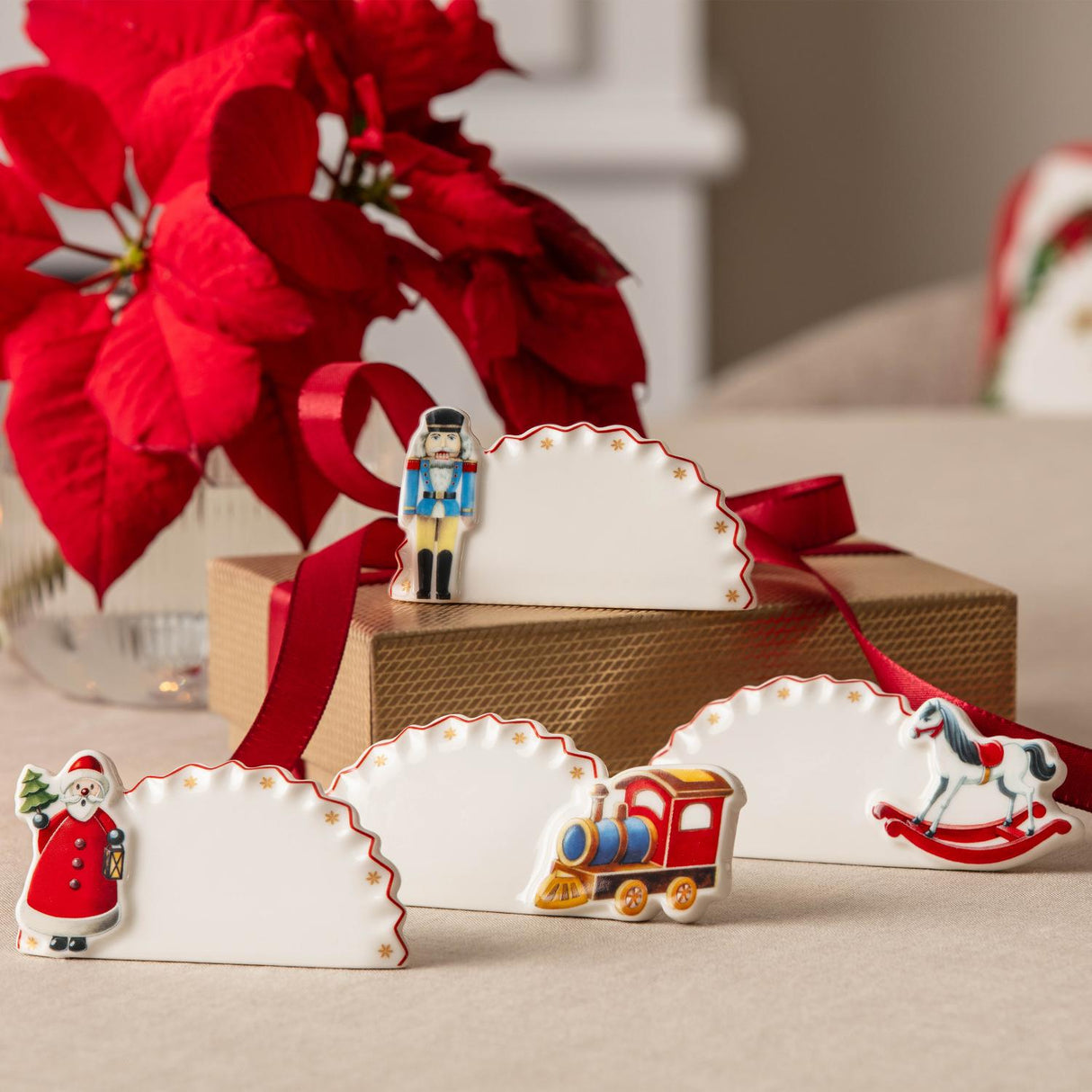 VILLEROY & BOCH Set 4 Segnaposto Natalizi Toy's Delight in Porcellana Premium 4x11cm