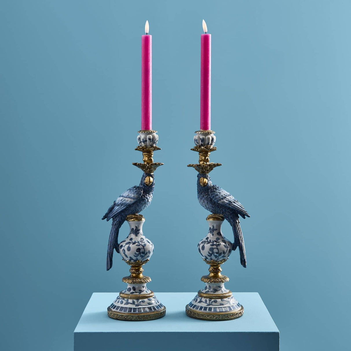 Set 2 candelabri pappagallo Werns in poliresina blu bianco e oro 39,5 cm