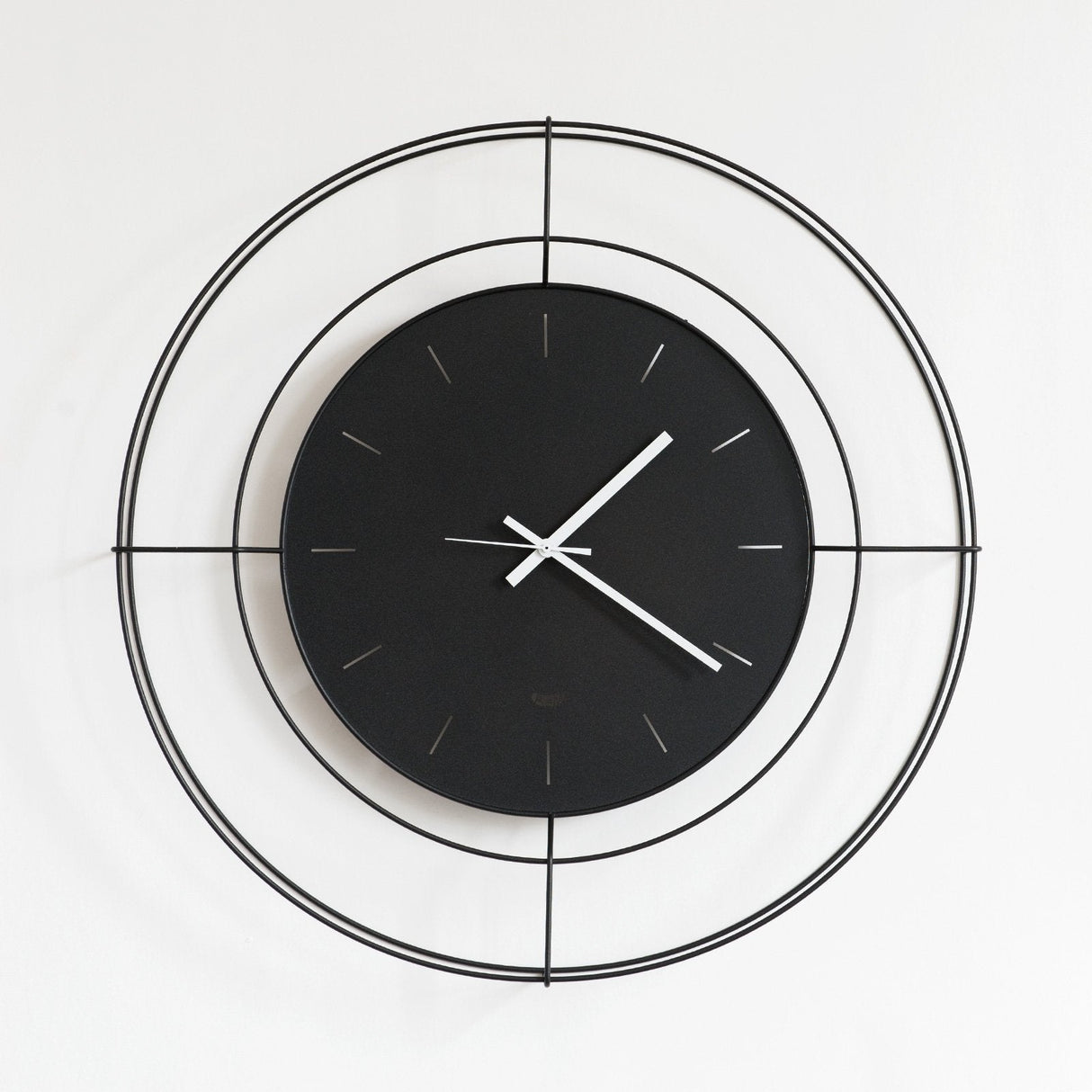 Orologio da parete Nudo Arti e Mestieri in metallo design minimalista 30 cm