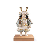 Statuina Bambino Samurai Lladrò in porcellana opaca dettagli oro 36x21 cm
