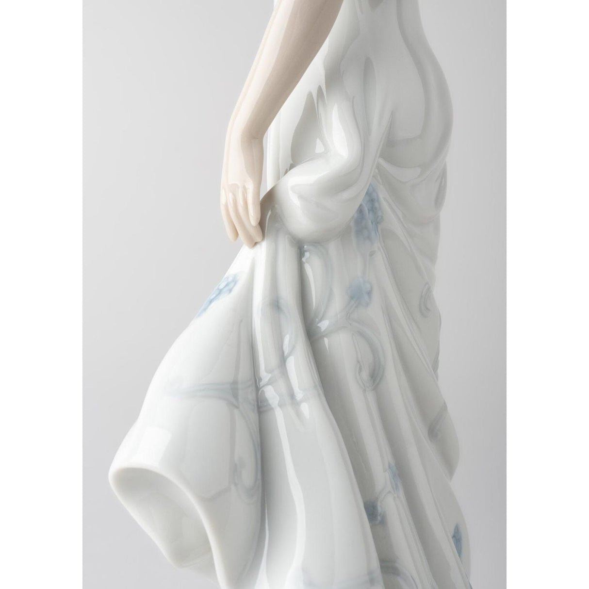 Lladró Figurina Donna Il Sussurro Dei Fiori 37x14cm Porcellana