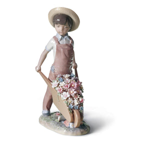Statuina Bimbo con Fiori Lladrò in porcellana lucida 23x14 cm