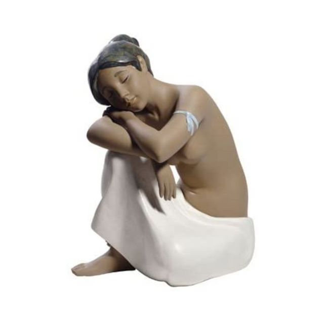 Statuina donna seduta NAO in gres porcellanato 21x17 cm