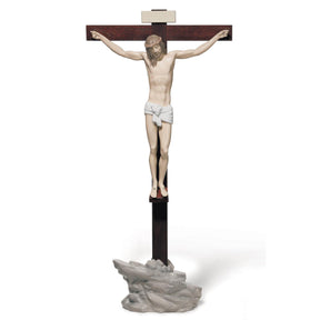 Crocifisso Il Nostro Salvatore Lladrò in porcellana su croce in legno 60x28 cm
