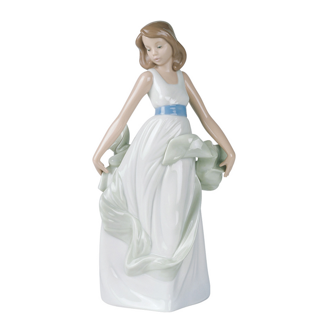Statuina Giocando nel vento NAO in porcellana decorata a mano 27 cm
