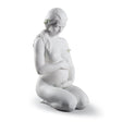 Scultura Madre Una Nuova Vita Lladrò in porcellana bianca opaca 30x16 cm