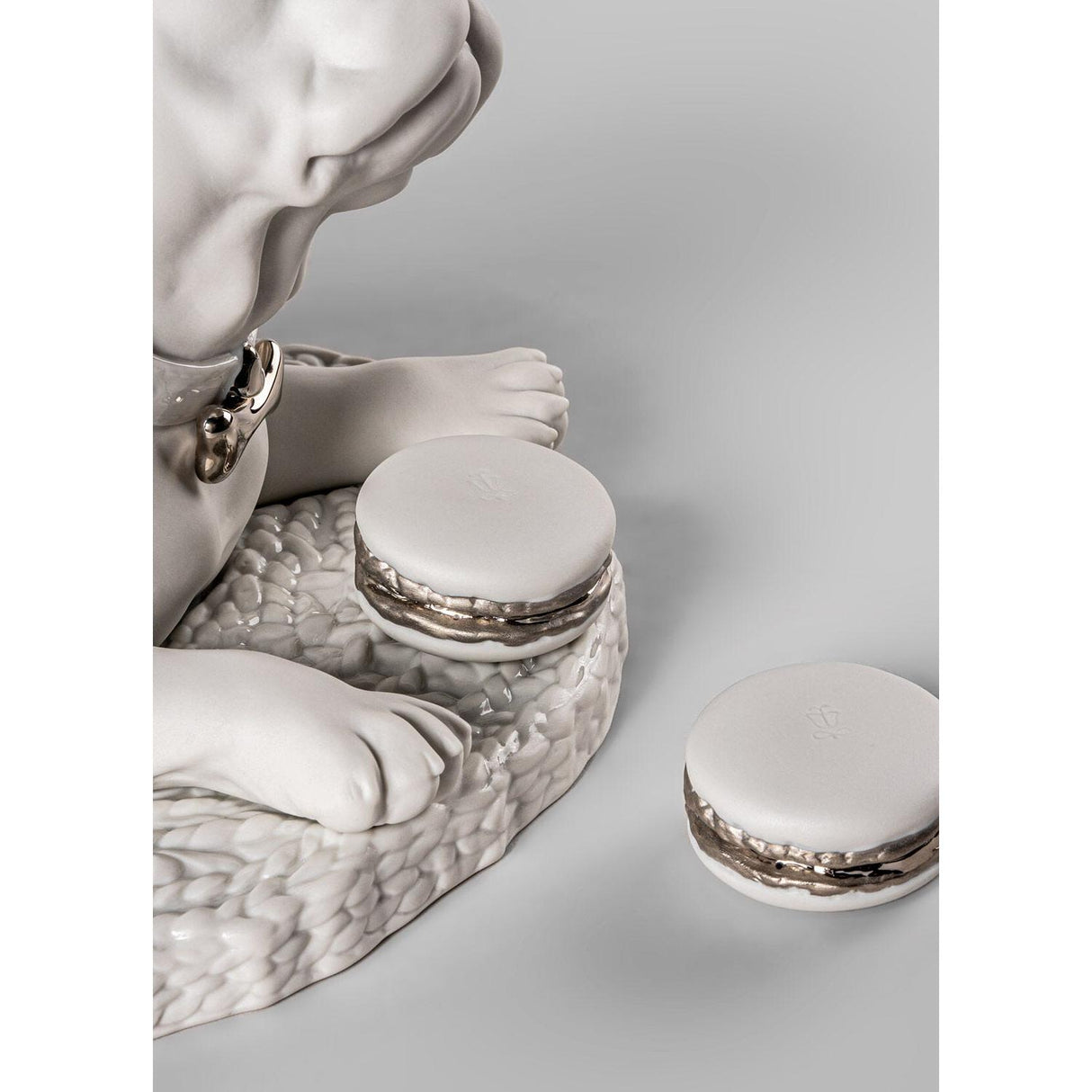 LLADRO' Scultura Bulldog Francese con Macarons Re Deco 24x29cm Porcellana