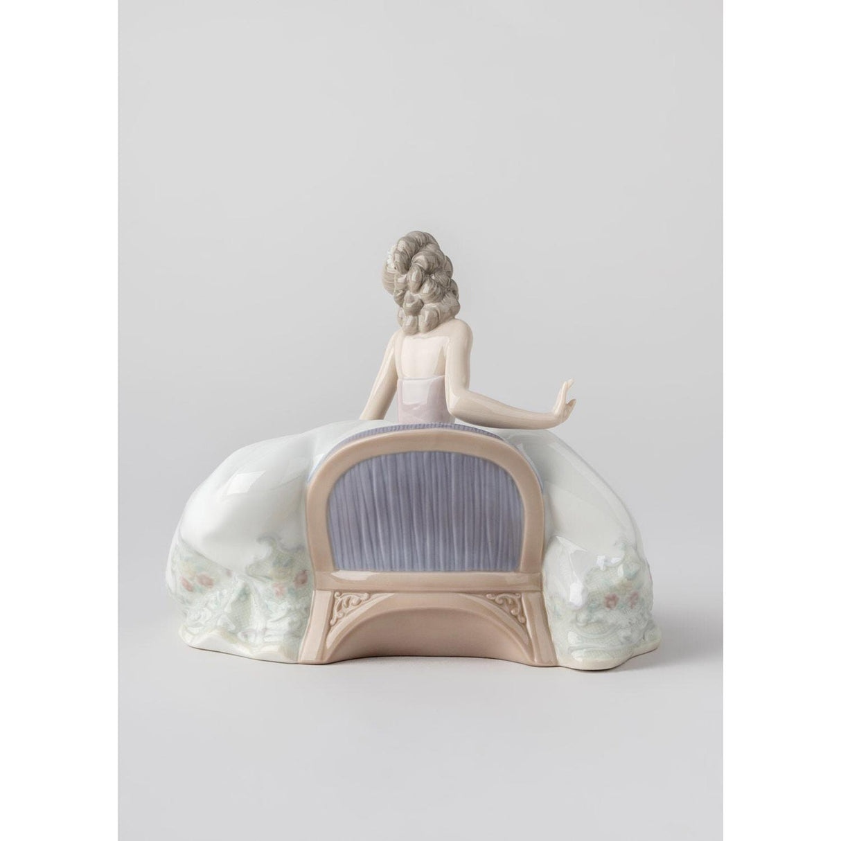 LLADRO' Figurina Dama 16x20cm Porcellana