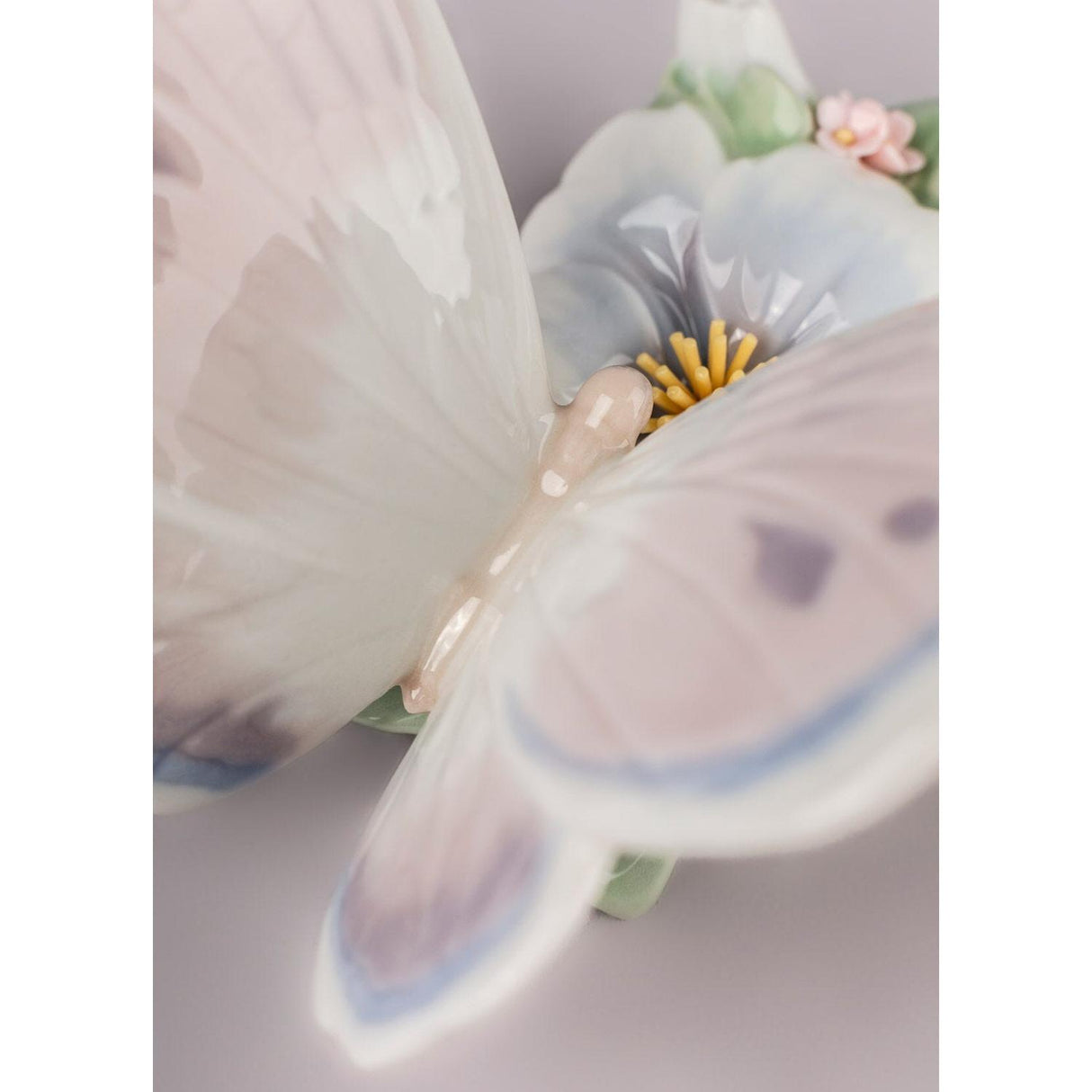 LLADRO' Figurina Farfalla D'Aprile 8x11cm Porcellana