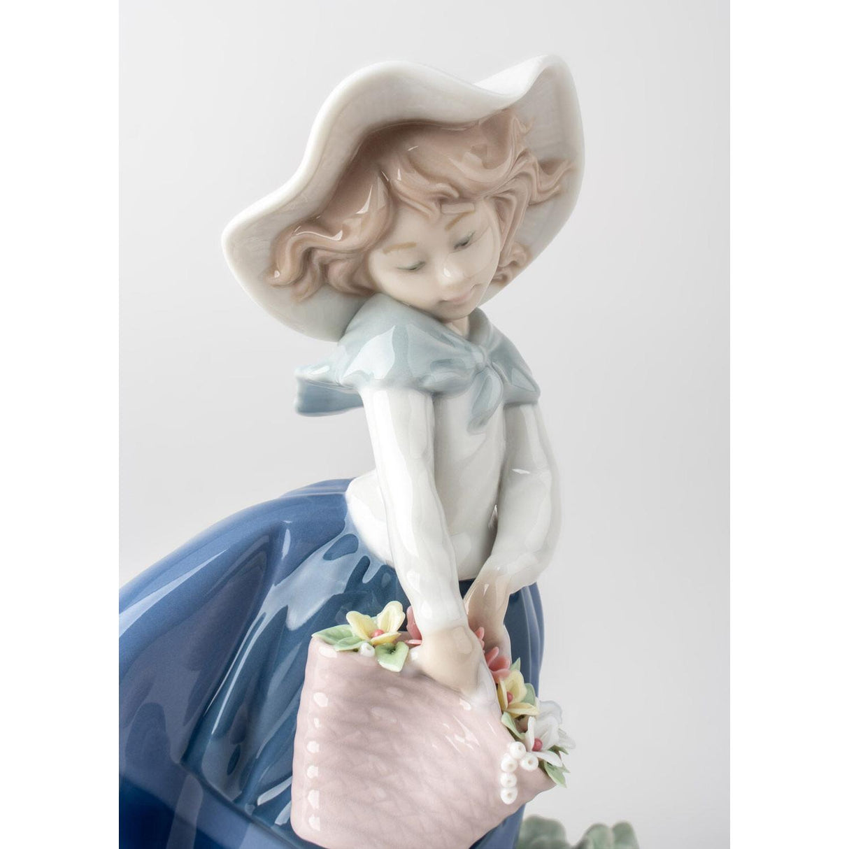 LLADRO' Figurina Ragazza con Borsa 18x10cm Porcellana