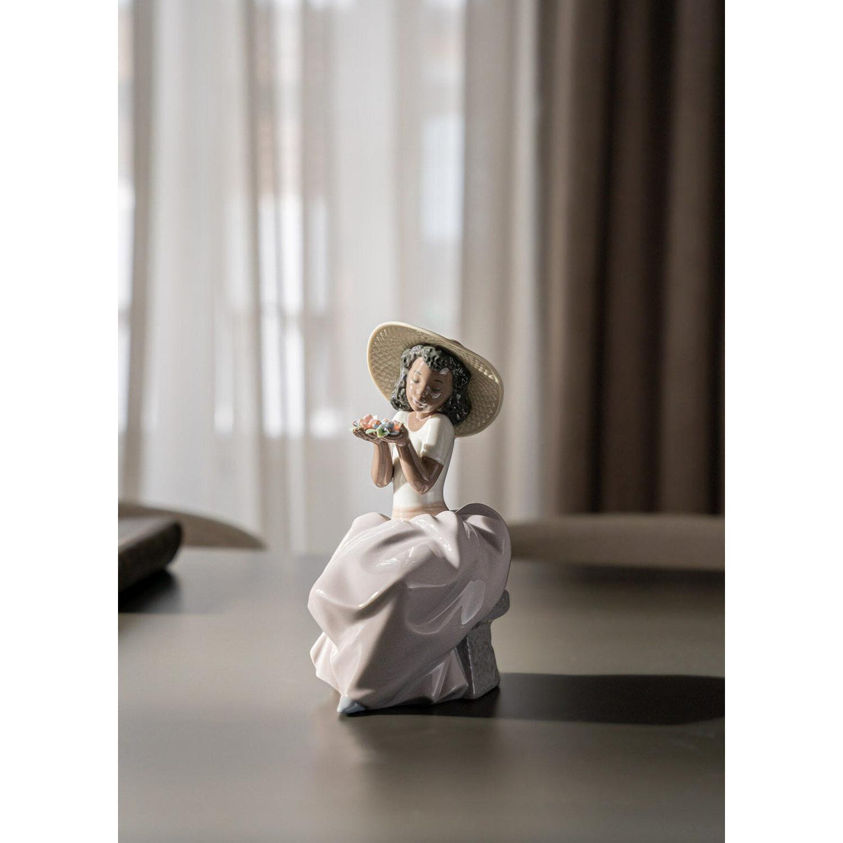 LLADRO' Figurina Ragazza Dolce Fragranza 19x9cm Porcellana