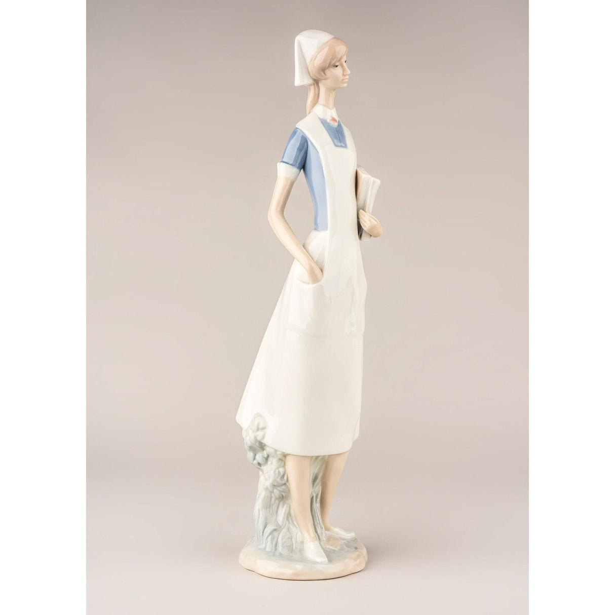 LLADRO' Figurina Infermiera 36x10cm Porcellana