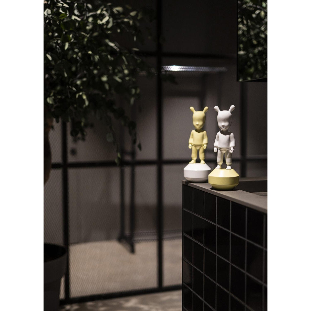LLADRO' Figurina The Yellow Guest Modello Piccolo 30x11cm Porcellana