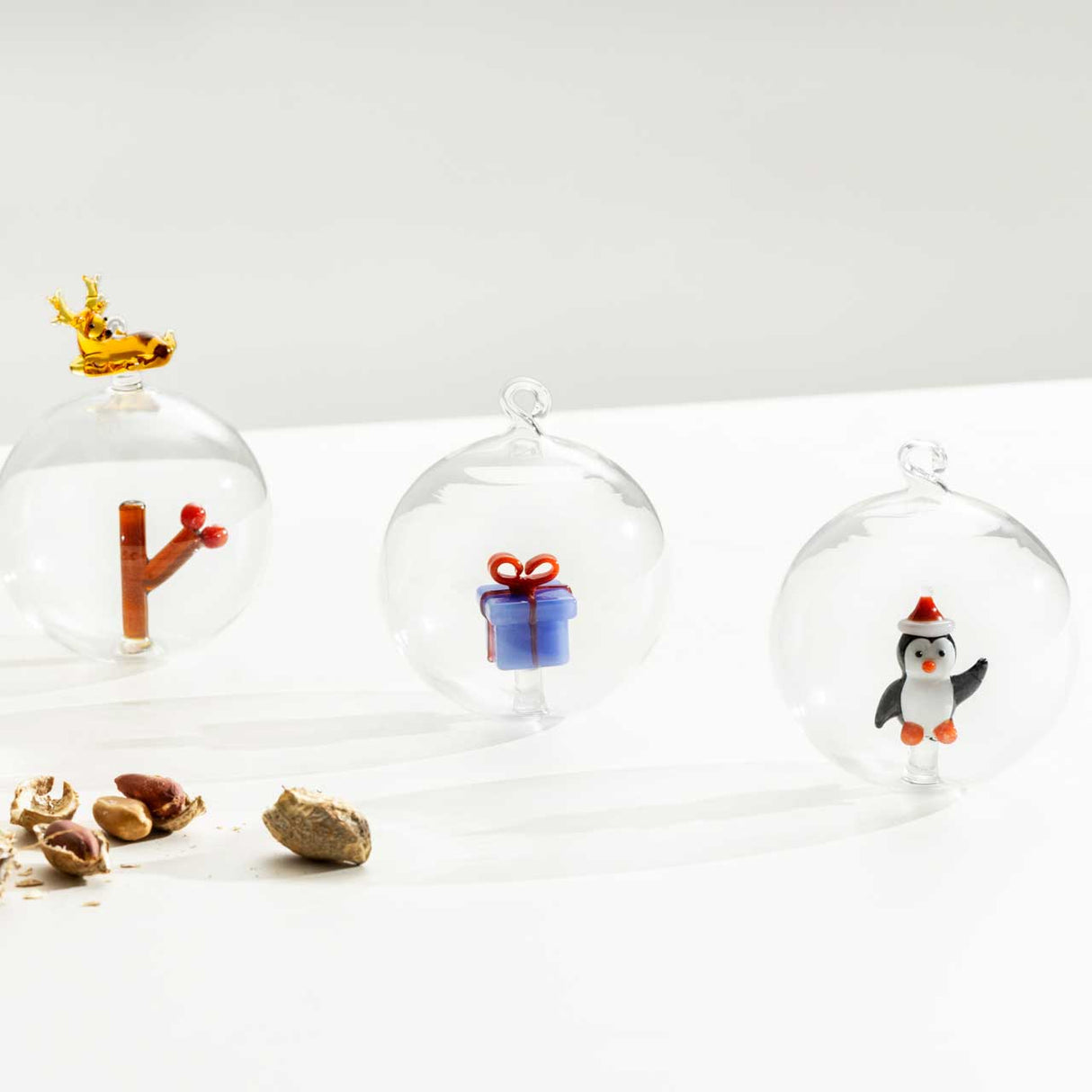 ICHENDORF Christmas Tales Pallina di Natale Pinguino con Cappello Natale 8cm Vetro Borosilicato