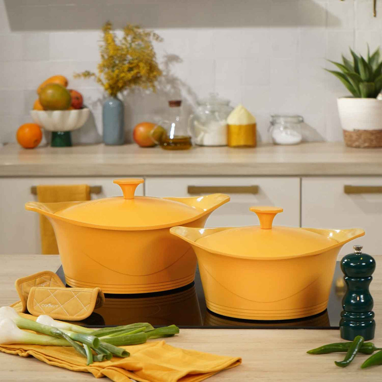 COOKUT L'Incredibile Cocotte in Metallo 28cm Giallo Mango con Pomello e Presine