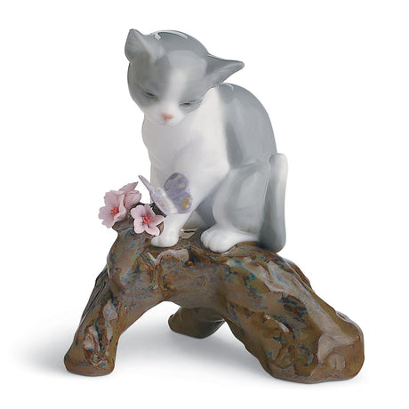 Statuina gattino con farfalla Lladrò in porcellana 10x9 cm