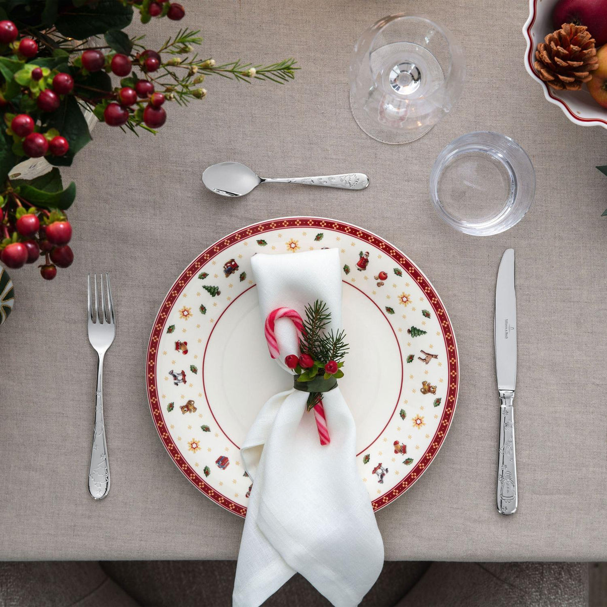 VILLEROY & BOCH Set 6 Piatti Piani Natalizi Toy's Delight Specials Rosso e Bianco in Porcellana Premium 27cm