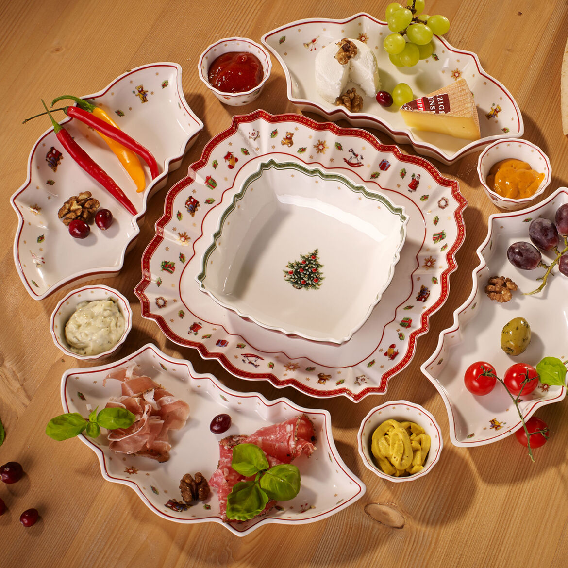 VILLEROY &amp; BOCH Toy's Delight Square Serving Plate 26cm Christmas Table