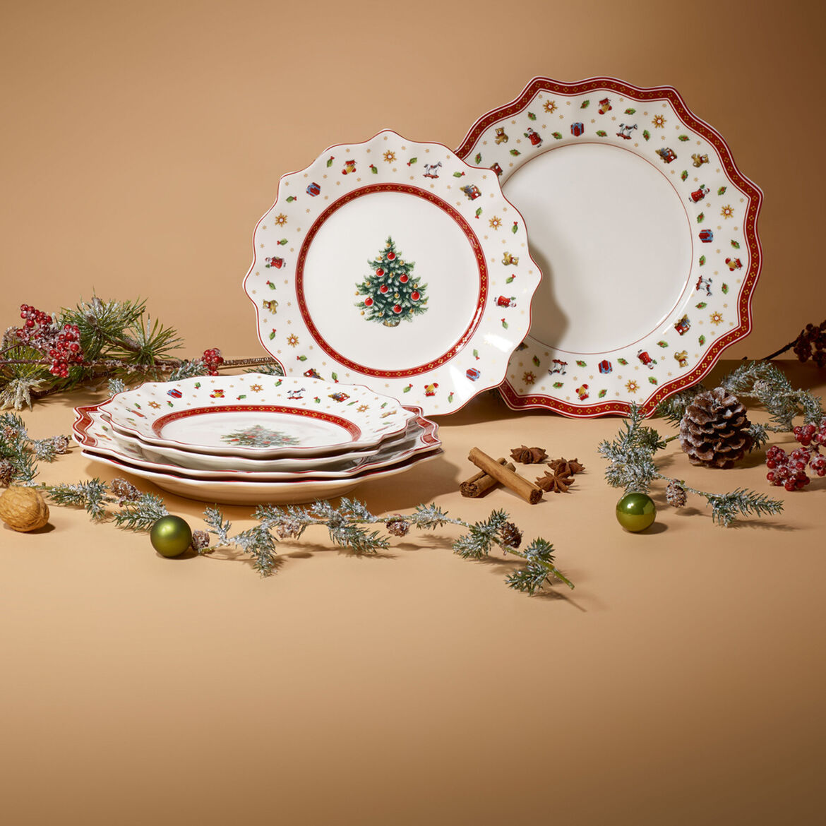 VILLEROY &amp; BOCH Toy's Delight Set 8 Pieces Christmas Table Plates