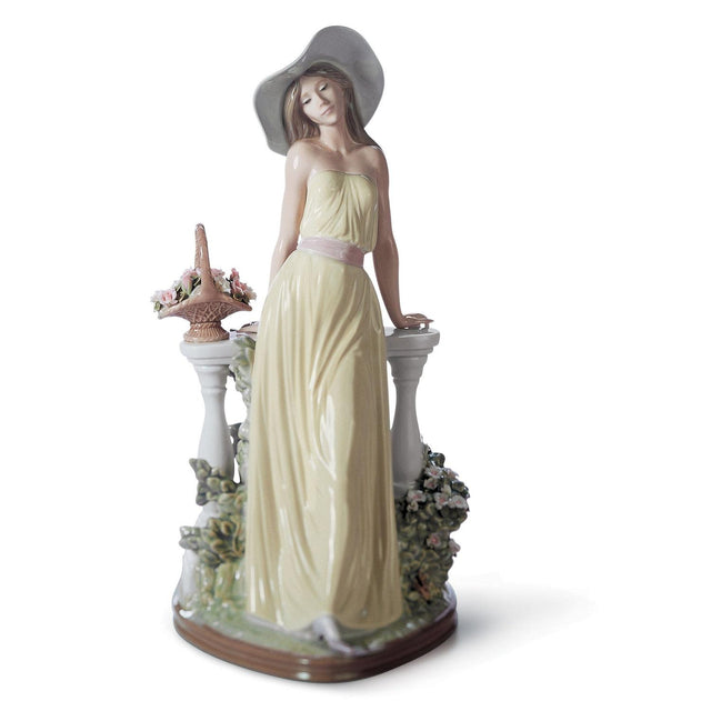 Statuetta Dama Lladrò in porcellana lucida dai toni pastello 35x17 cm