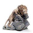 Scultura Leone in agguato Lladrò in porcellana lucida 29x31 cm