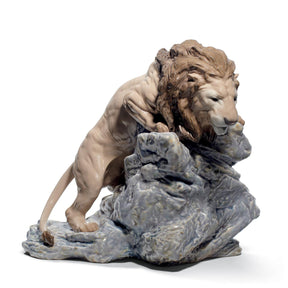 Scultura Leone in agguato Lladrò in porcellana lucida 29x31 cm