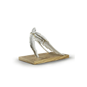 Statuetta Icaro Lladrò in porcellana opaca con dettagli oro 28x38 cm