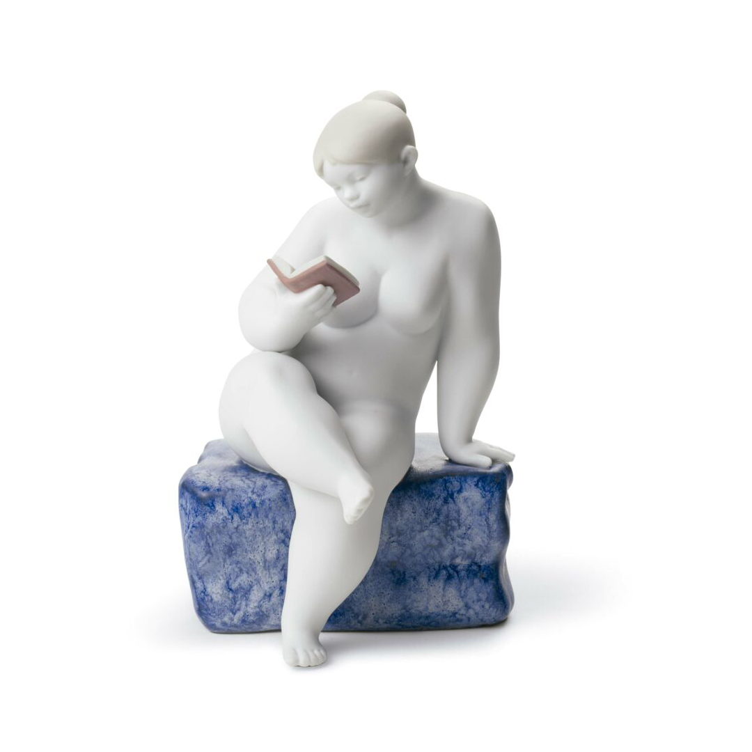 Statua donna che legge La Vista Lladrò in porcellana brillante 16x10x11 cm