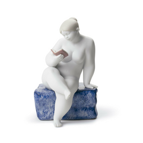 Statua donna che legge La Vista Lladrò in porcellana brillante 16x10x11 cm