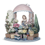 Scultura Donna Fiorire Romantico Lladrò in porcellana decorata 30x32 cm