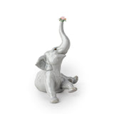 Statuina Elefante Bebè con Fiore Lladrò in porcellana lucida 14x12x10 cm