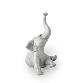 Statuina Elefante Bebè con Fiore Lladrò in porcellana lucida 14x12x10 cm
