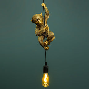 Lampada a sospensione Scimmia Chip Werns in resina dorata 38x14 cm