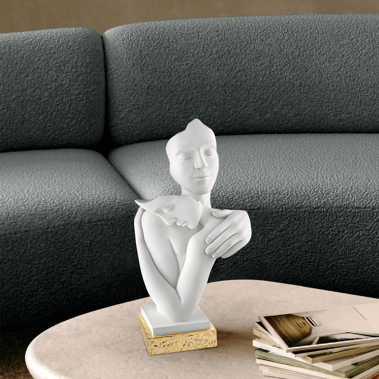 Scultura Abbraccio Bongelli Preziosi in marmorino con base nocciola 39 cm