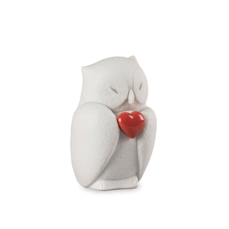 Statuina Gufo Intuitivo Lladrò in porcellana opaca con cuore rosso lucido