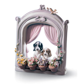 Statuetta Cani Finestra Fiorita Lladrò in porcellana lucida 21x18 cm