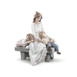 Statuina Madre Stanchi di Giocare Lladrò in porcellana toni pastello 29x30 cm