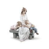 Statuina Madre Stanchi di Giocare Lladrò in porcellana toni pastello 29x30 cm