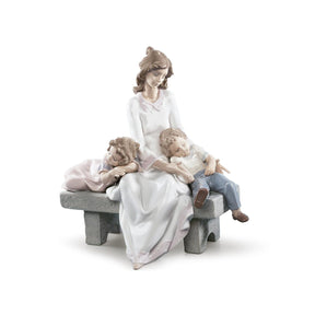 Statuina Madre Stanchi di Giocare Lladrò in porcellana toni pastello 29x30 cm