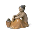 Statuina acquaiola Lladrò in porcellana mate 16x18 cm