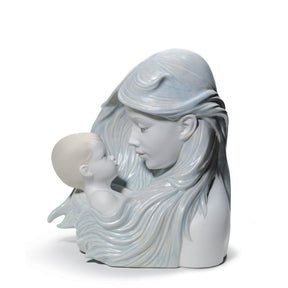 Statuina Madre Dolce Carezza Lladrò in porcellana opaca 25x24 cm