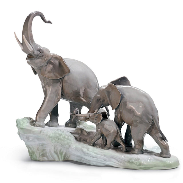 Scultura Elefanti Lladrò in porcellana lucida dai toni pastello 36x40 cm