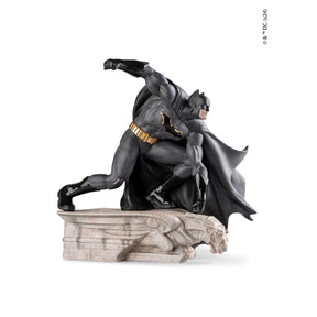 Scultura Batman Lladrò in porcellana opaca nera e dettagli oro 43x44 cm