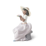 Statuina Ragazza Dolce Fragranza Lladrò in porcellana con fiori 19x9 cm