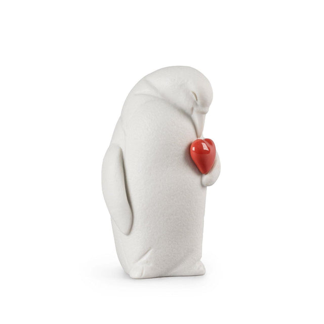 Statuina Pinguino Protettore Lladrò in porcellana opaca con cuore rosso